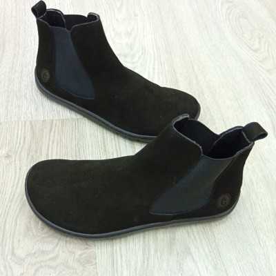 calzado barefoot, calzado minimalista. Bota negra tipo chelsea de la marca Coqueflex